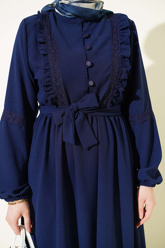 Robe bleu marine avec boutons Brit et détails en guipure