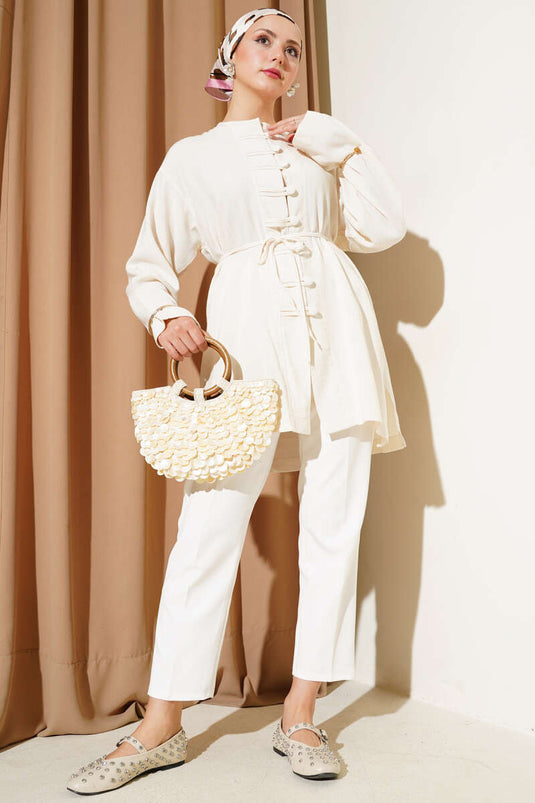 Camisa británica con botones y cinturón, beige