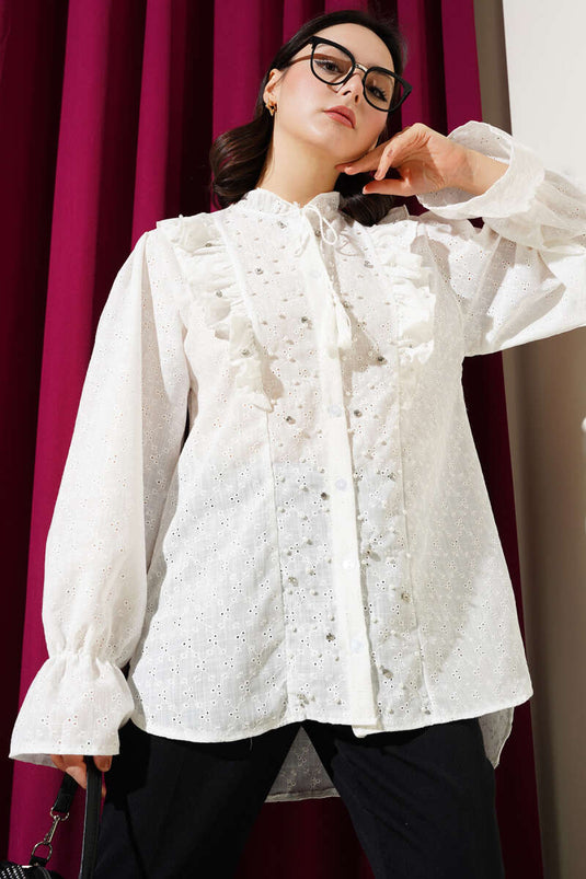 Chemise blanche brodée de pierres à volants