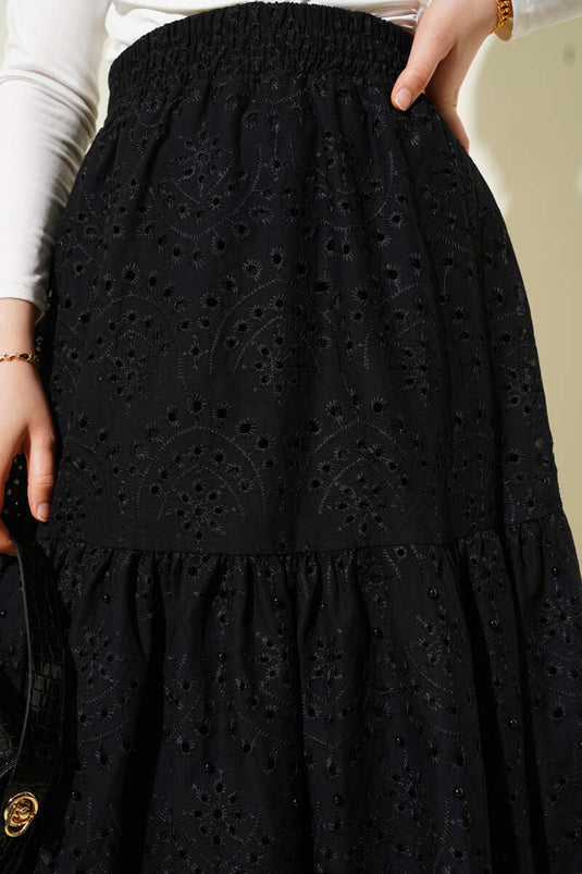 Jupe noire brodée de perles