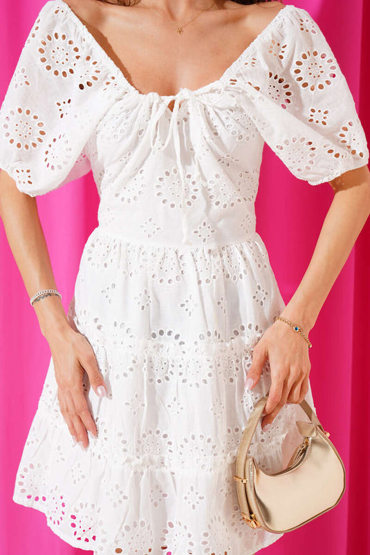 Robe courte blanche brodée à volants