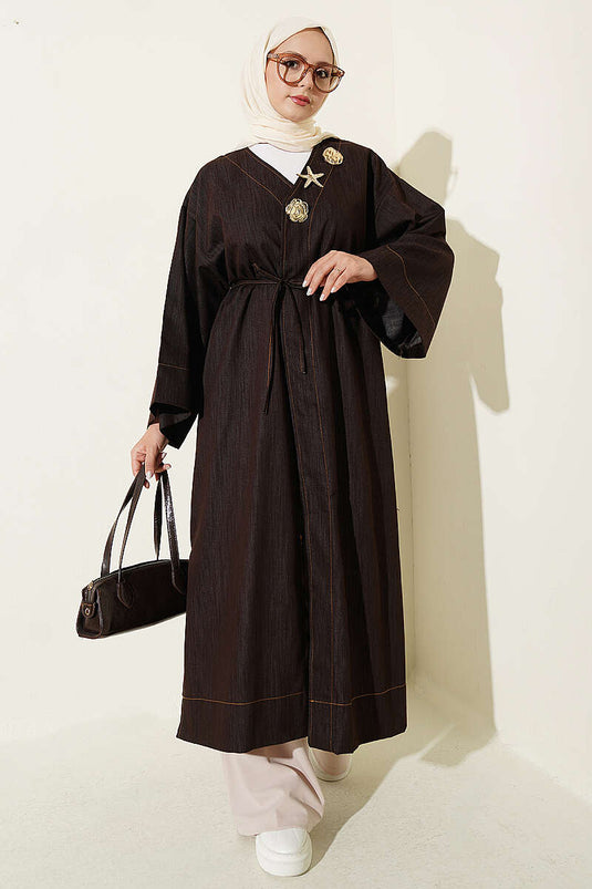 Cappotto Lungo Marrone Con Spilla E Dettaglio A Nastro