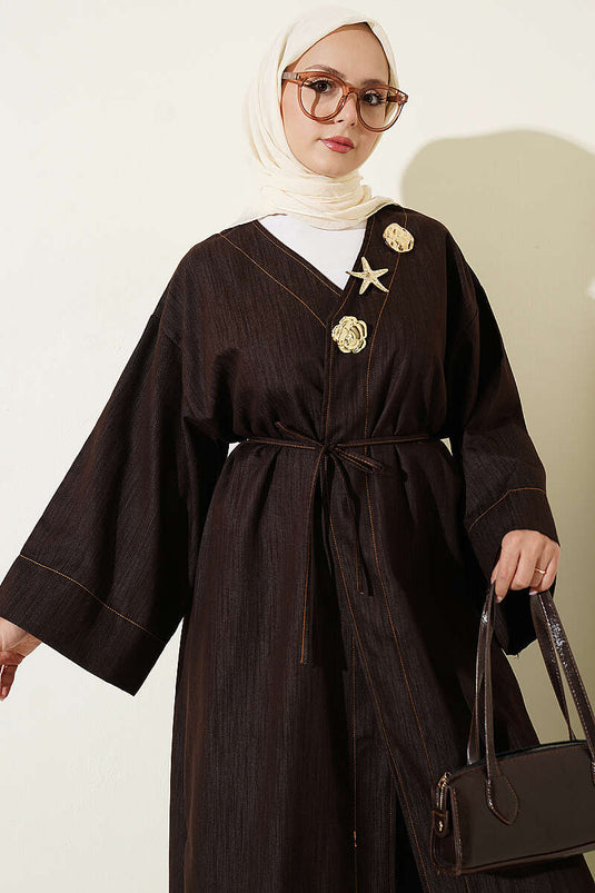 Cappotto Lungo Marrone Con Spilla E Dettaglio A Nastro