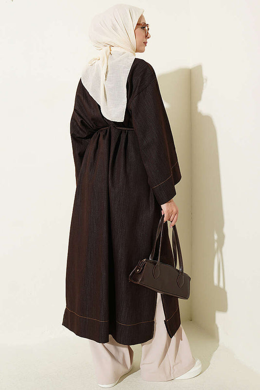 Cappotto Lungo Marrone Con Spilla E Dettaglio A Nastro