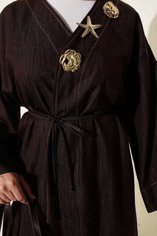 Cappotto Lungo Marrone Con Spilla E Dettaglio A Nastro