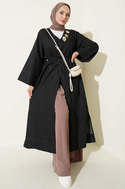 Cappotto Lungo Nero Con Spilla E Dettaglio A Nastro