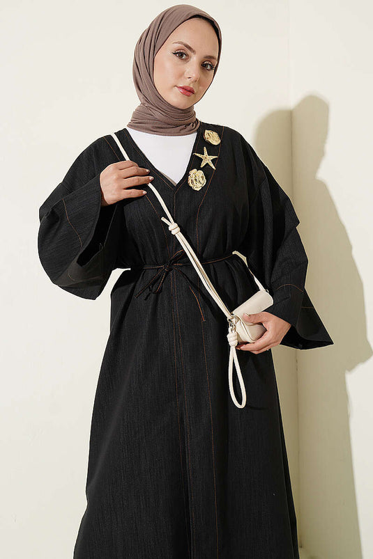 Cappotto Lungo Nero Con Spilla E Dettaglio A Nastro