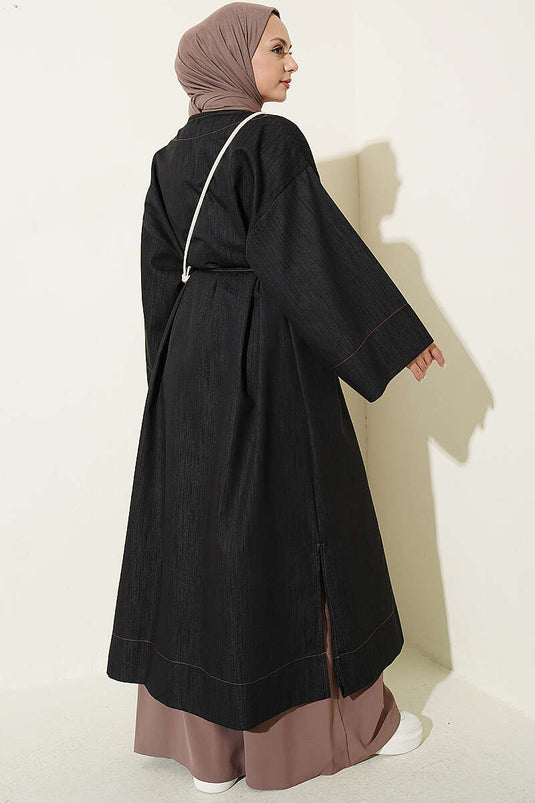 Cappotto Lungo Nero Con Spilla E Dettaglio A Nastro