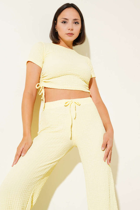 Ensemble deux pièces jaune à motif bulles et lacets latéraux