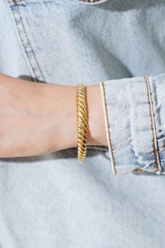 Bracelet manchette en or avec détail en spirale