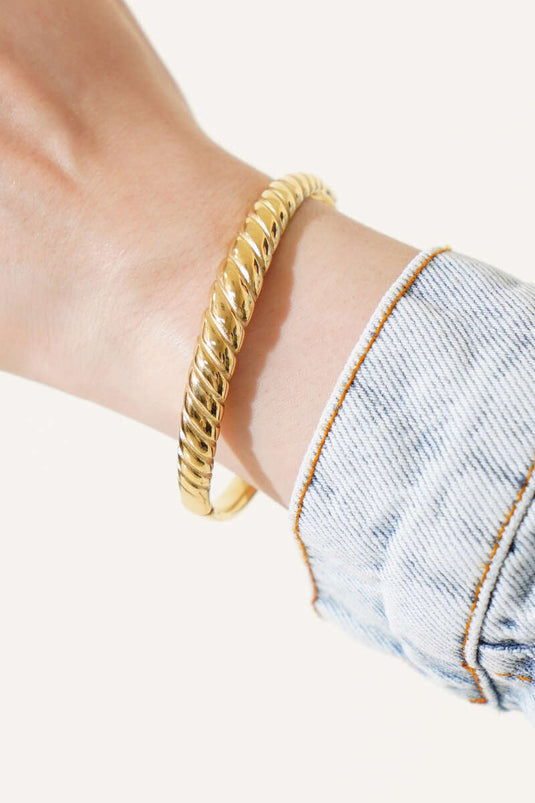 Bracelet manchette en or avec détail en spirale