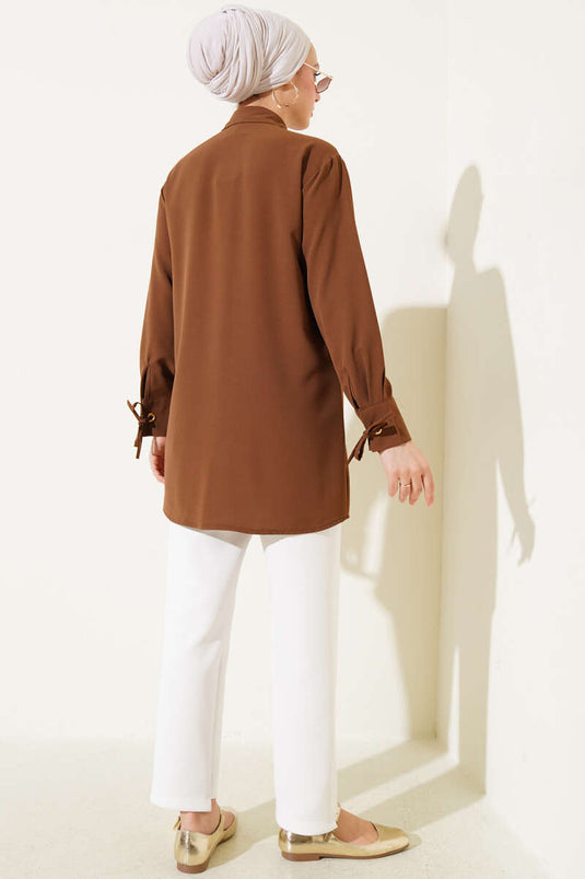 Chemise marron à œillets et grandes poches