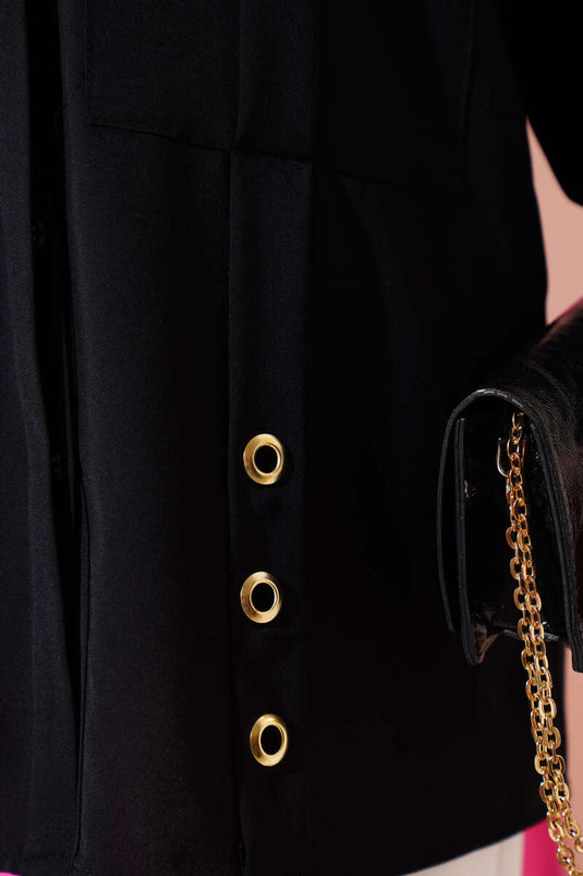 Chemise noire à œillets et grandes poches