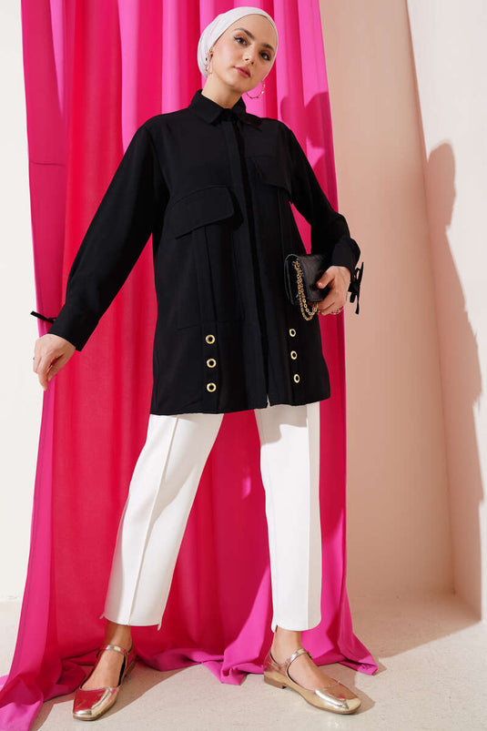 Chemise noire à œillets et grandes poches