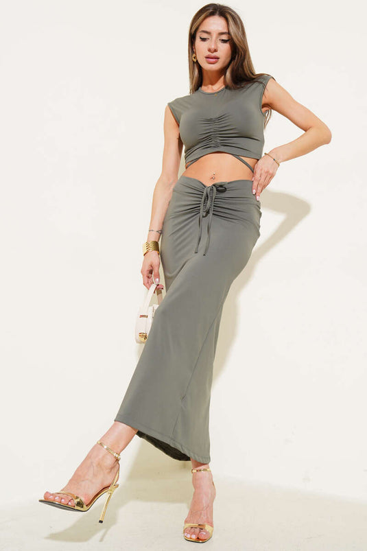 طقم تنورة قصيرة مجمعة ومفصلة من قطعتين باللون الكاكي