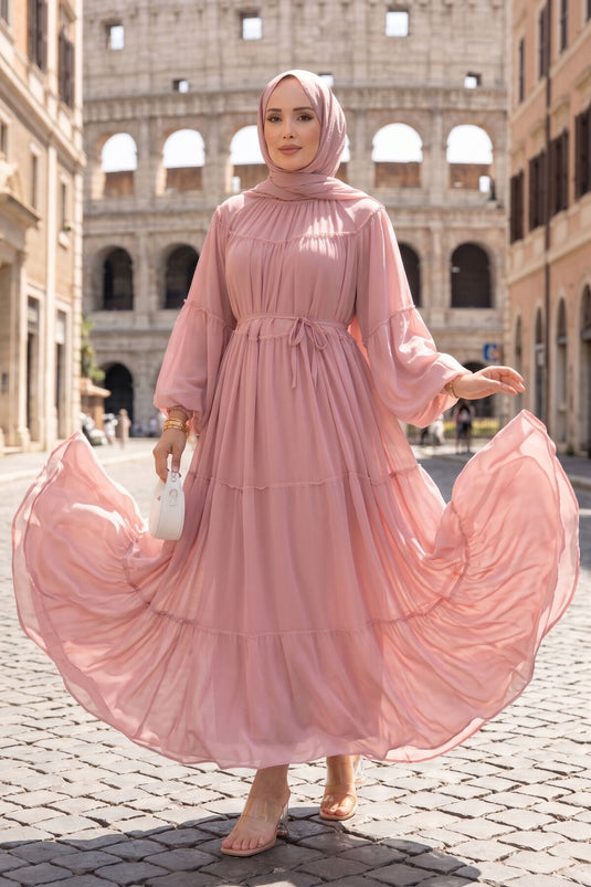 Kleid mit gerafften Details und Stufen in Puderton