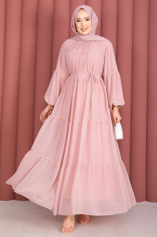 Kleid mit gerafften Details und Stufen in Puderton