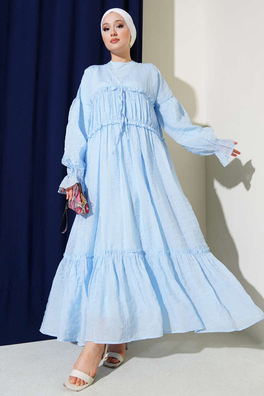 فستان كتان أزرق بفتحة رقبة على شكل حرف V وتفاصيل مجمعة