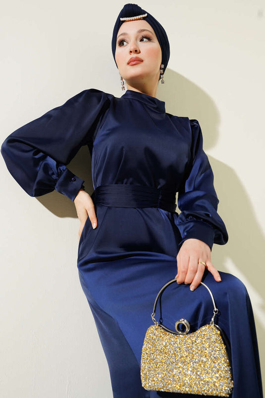 فستان ساتان أساسي مع حزام مطوي باللون الأزرق الداكن