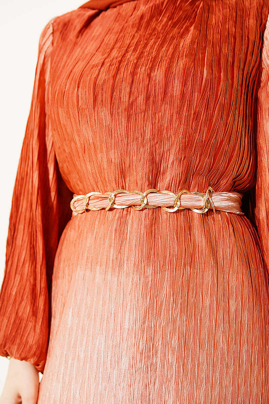 Kleid mit Raffung, Plissee und Gürtel in Ziegelrot