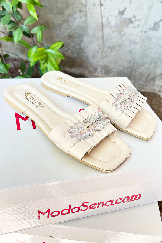 Chaussons crème avec détails en pierre froncée