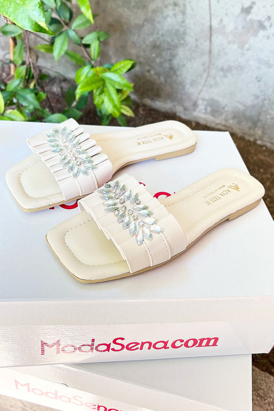 Chaussons crème avec détails en pierre froncée