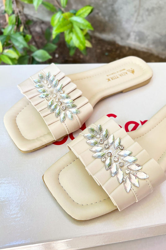 Chaussons crème avec détails en pierre froncée