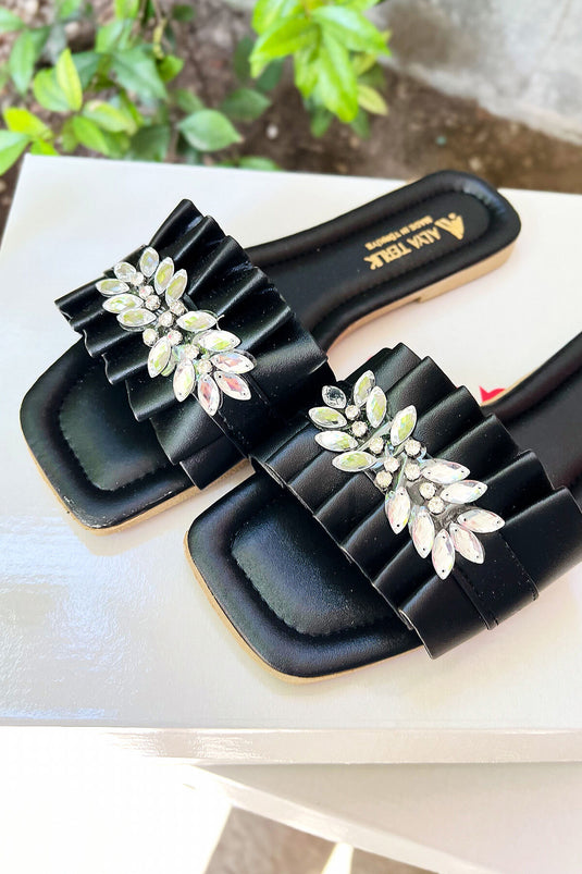 Chaussons noirs à détails en pierre rassemblée