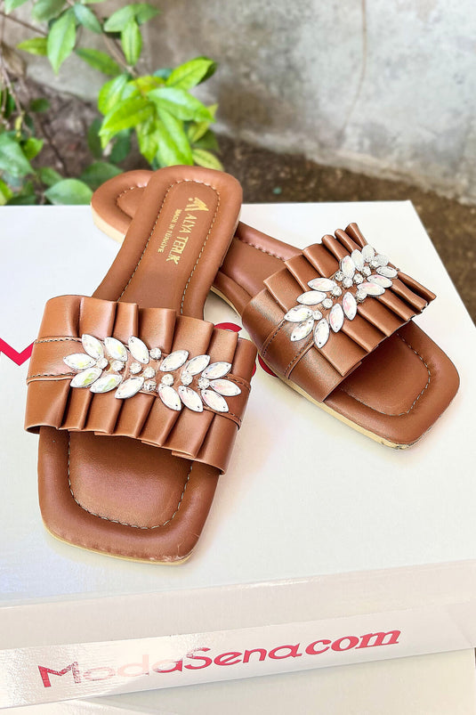 Chaussons à détails en pierre froncée, couleur beige