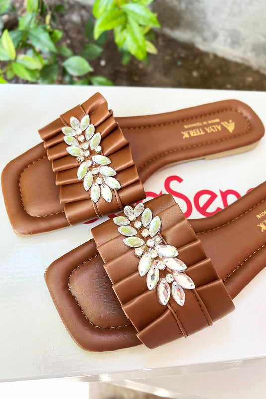 Chaussons à détails en pierre froncée, couleur beige