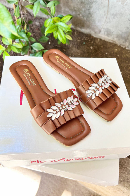 Chaussons à détails en pierre froncée, couleur beige