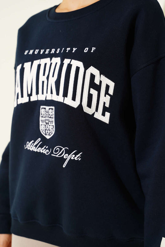 سويت شيرت مطبوع عليه شعار كامبريدج، أزرق داكن
