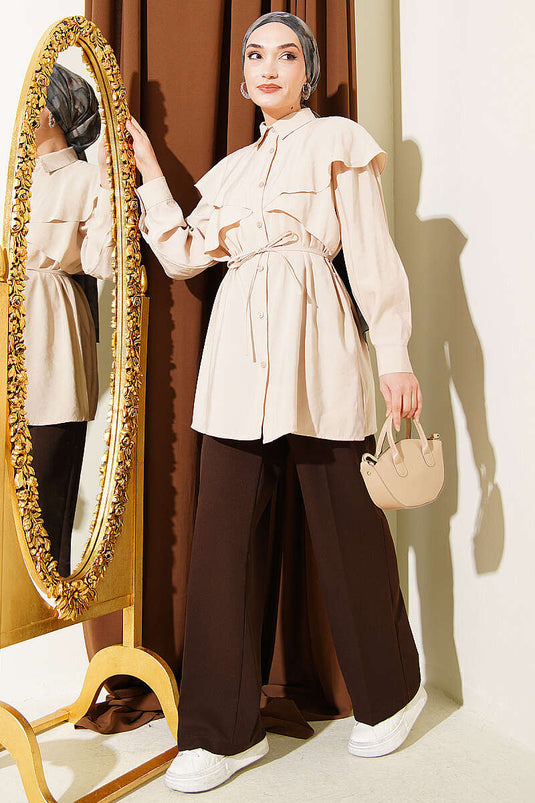 Chemise beige avec ceinture en corde et détails croisés