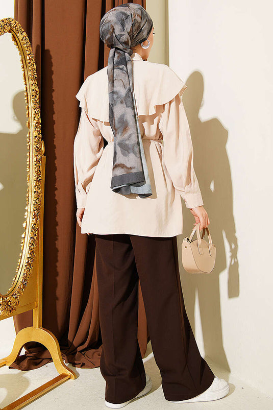 Chemise beige avec ceinture en corde et détails croisés
