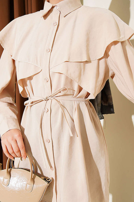 Chemise beige avec ceinture en corde et détails croisés