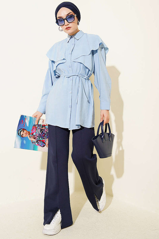 Chemise bleue avec ceinture en corde et détails croisés