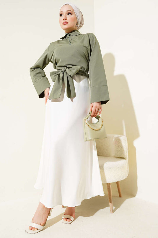 قميص قصير بأزرار متقاطعة باللون الكاكي