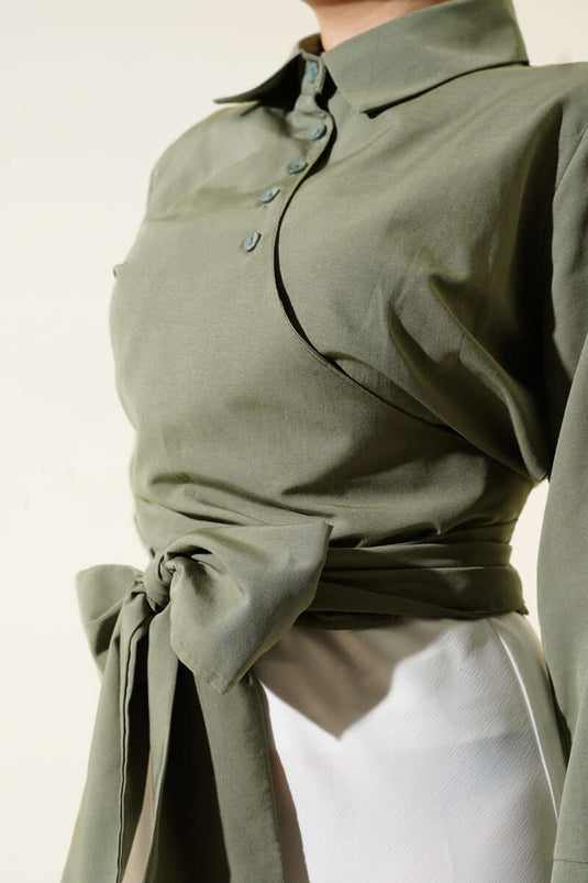 قميص قصير بأزرار متقاطعة باللون الكاكي