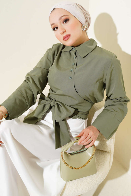 قميص قصير بأزرار متقاطعة باللون الكاكي