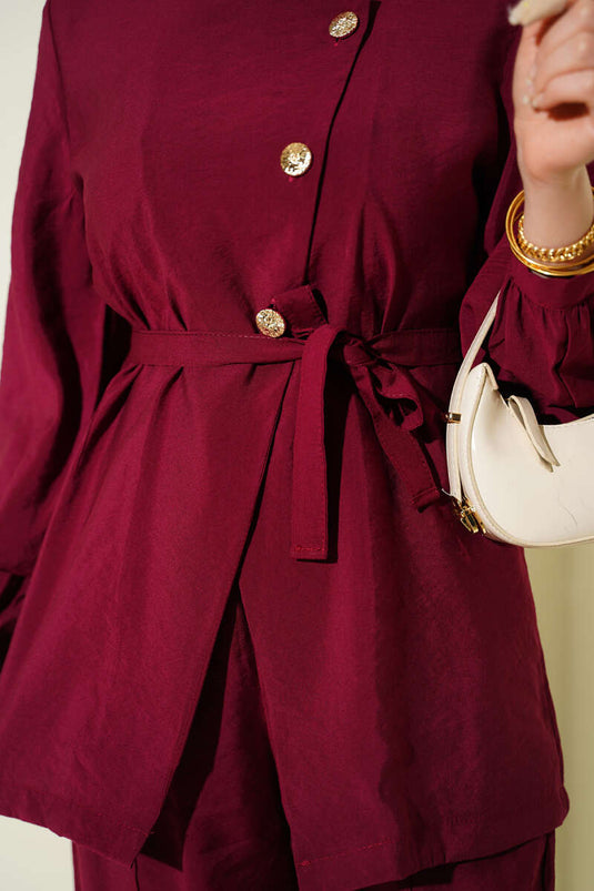 Ensemble double en modal bordeaux avec ceinture et boutons croisés