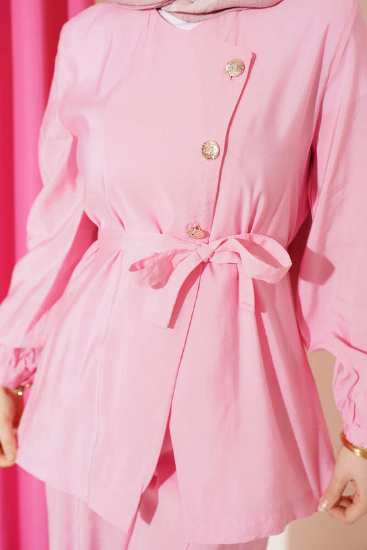 Ensemble double en modal rose avec ceinture et boutons croisés