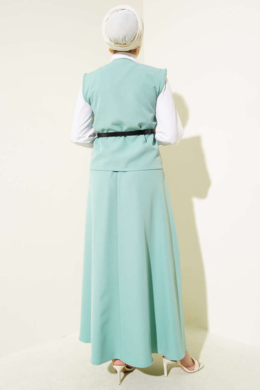 Mintgrüner Zweiteiler mit gekreuzten goldenen Knöpfen und Rock