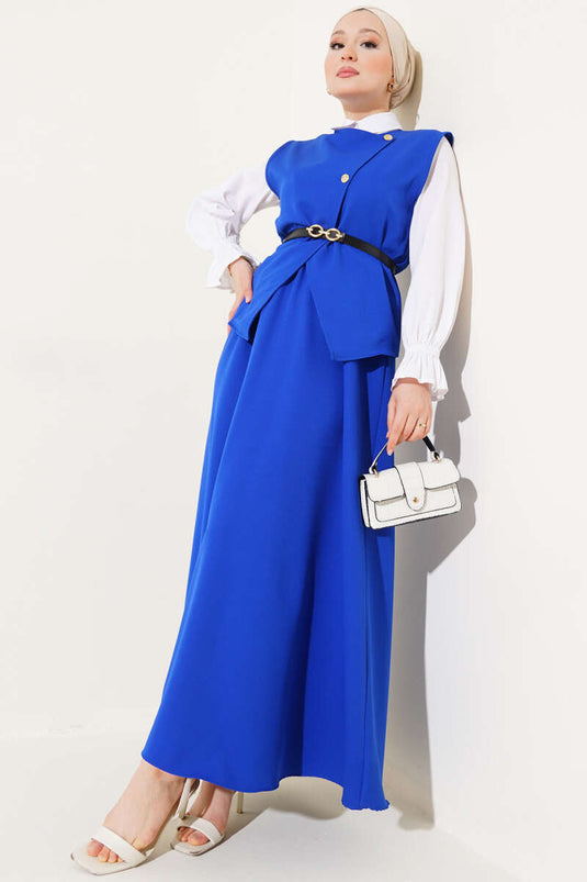 بدلة من قطعتين بأزرار ذهبية متقاطعة وتنورة ساكسفون