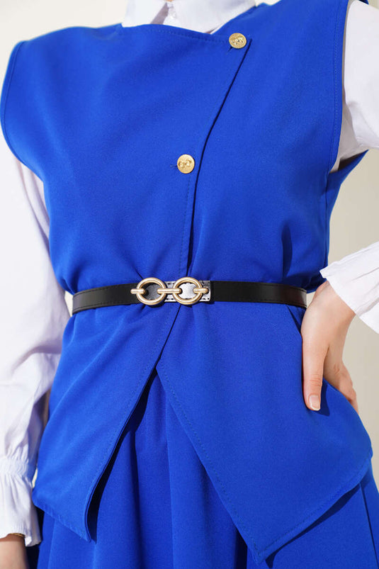 بدلة من قطعتين بأزرار ذهبية متقاطعة وتنورة ساكسفون