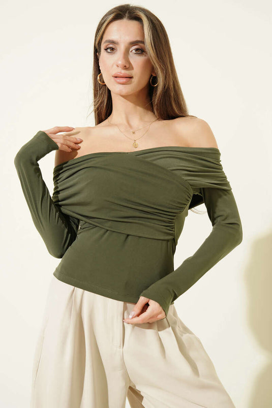 بلوزة ساندِي بياقة مادونا متقاطعة باللون الزيتوني