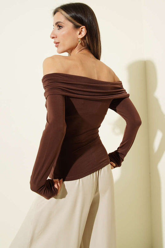 بلوزة ساندى بياقة مادونا متقاطعة باللون البني