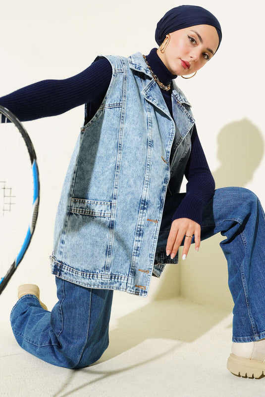 Gilet en jean bleu denim avec poches.