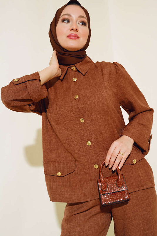 بدلة مزدوجة من الكتان بأزرار جيب باللون البني