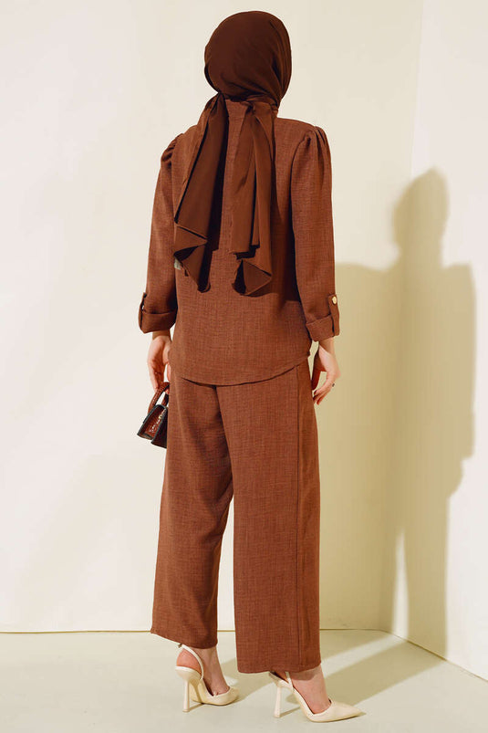 بدلة مزدوجة من الكتان بأزرار جيب باللون البني