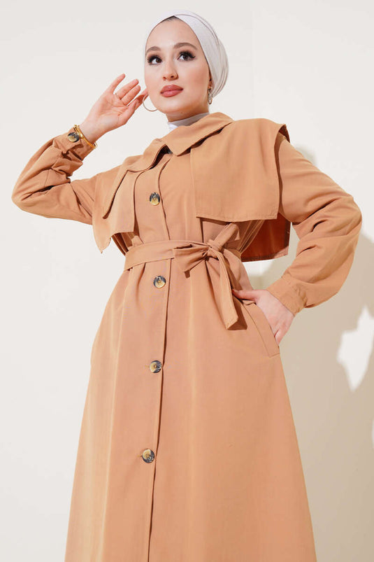 Kamelfarbener Trenchcoat mit Taschenklappendetail und Cape